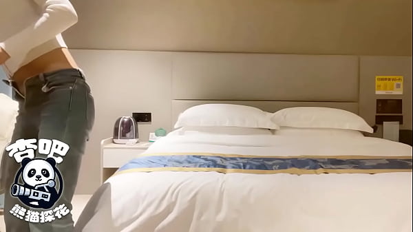 熊猫探花-“来吧,宝贝,快来艹我吧”身材高挑前凸后翘的新疆辣妹在床上热情奔放